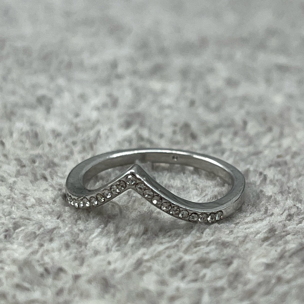 Curved Beauty Silver and White Gold Delicate V-Shape Dainty Promise Ring - Picture 6 of 9